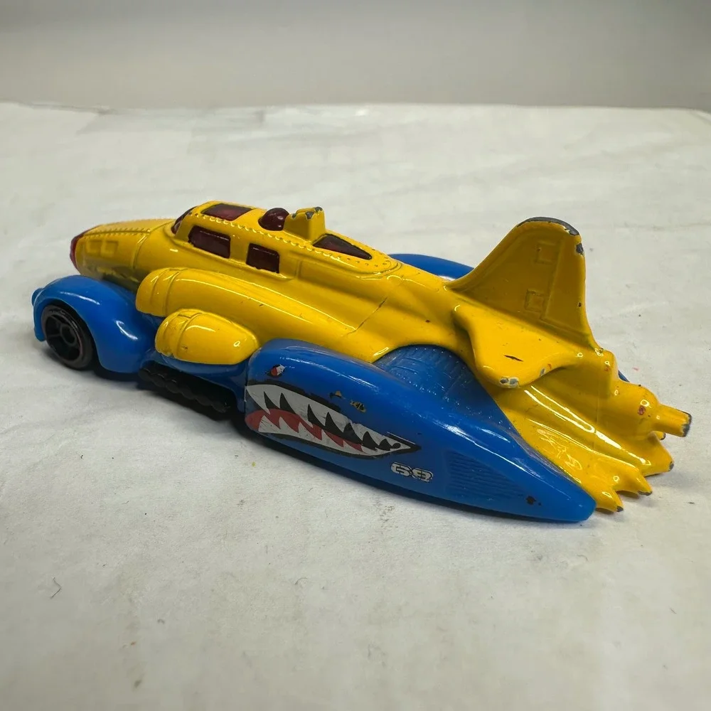 Hot Wheels Fast Fortress 2014 Yellow Blue Shark Mouth‎ Diecast Fantasy Car